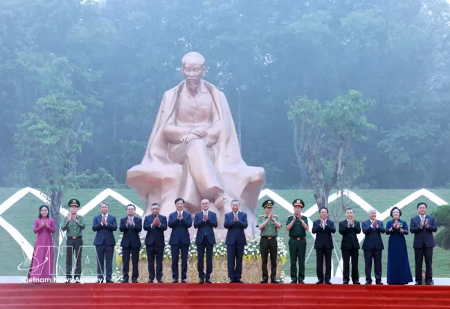 General Secretary of the Communist Party of Vietnam Central Committee and President To Lam and delegates at the inauguration ceremony of the statue 