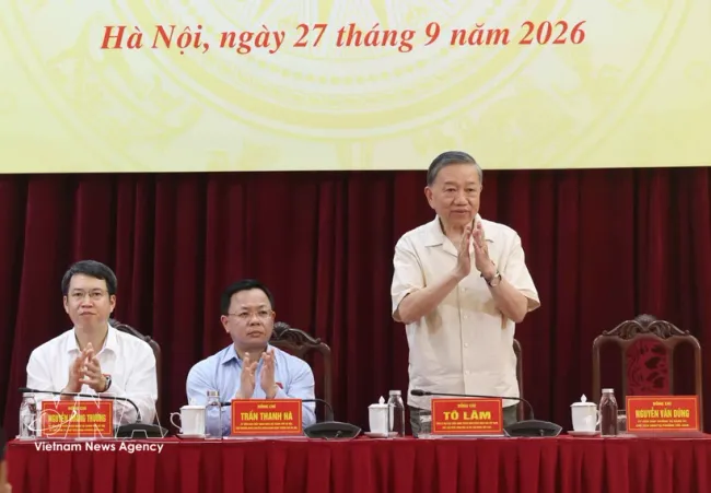 General Secretary of the Communist Party of Vietnam Central Committee and President To Lam (right) at the meeting with Hanoi's voters on September 27. (Photo: VNA)