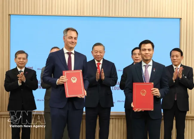 General Secretary and President To Lam, together with Vietnamese officials, witnesses the exchange of cooperation documents between Vietnam and the UN in New York on September 22, 2026. (Photo: VNA)