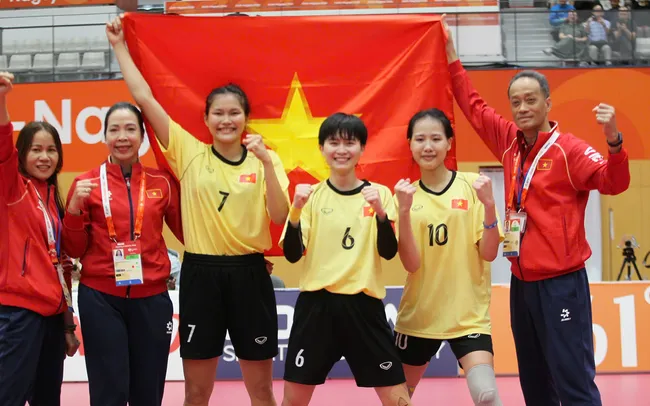The women’s sepak takraw team from Vietnam wins the country’s second gold medal at ASIAD 20. (Photo: Bui Luong)