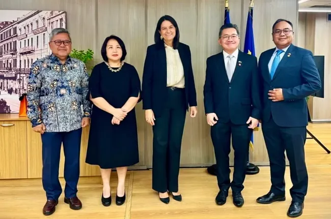 ASEAN ambassadors pose for a group photo with Greek Minister of Labour and Social Security Niki Kerameus. (Photo: VNA published)