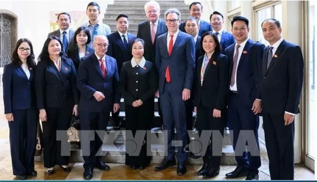 The Hanoi People’s Council delegation at Frankfurt City Hall. (Photo: VNA)