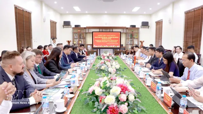 At a working session between Phu Tho's leaders and the Opora Rossii delegation. (Photo: VNA)