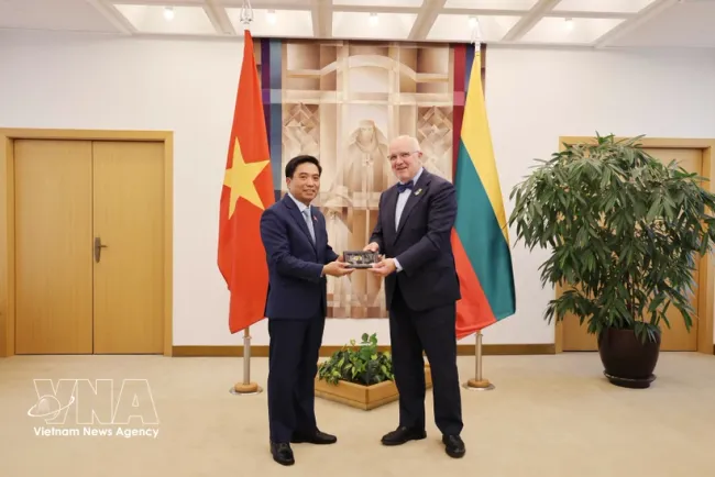 National Assembly Vice President Senior Lieutenant General Nguyen Doan Anh (L) meets with Lithuanian Speaker of Parliament Juozas Olekas. (Photo: VNA)