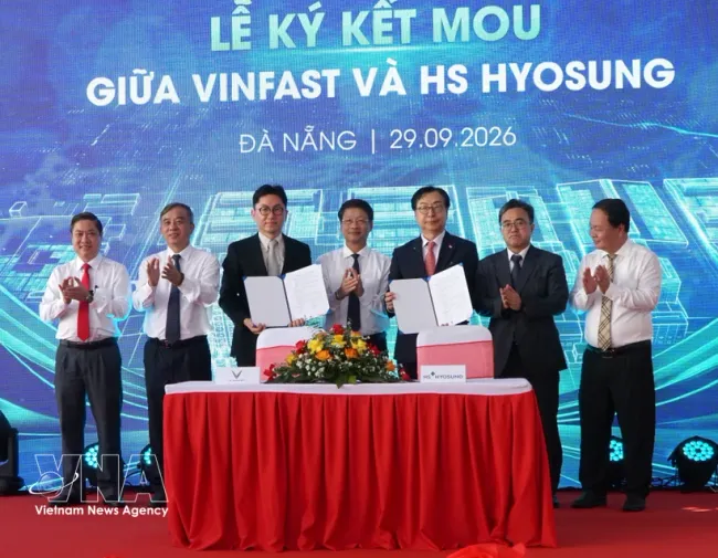 At the signing ceremony of a memorandum of understanding on cooperation between VinFast and HS Hyosung. (Photo: VNA)