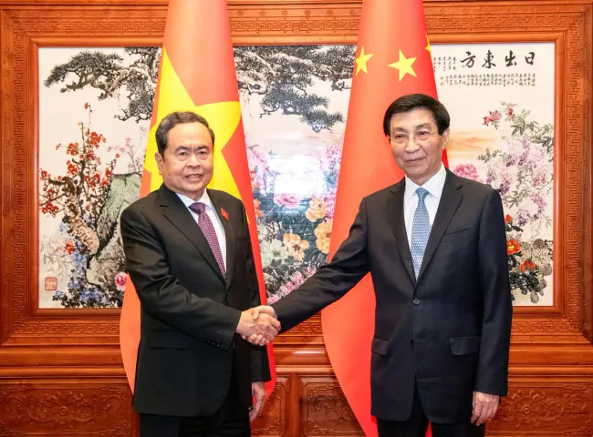 National Assembly President Tran Thanh Man (left) meets with Chairman of the National Committee of the Chinese People’s Political Consultative Conference Wang Huning in Beijing on October 11. (Photo: NA)