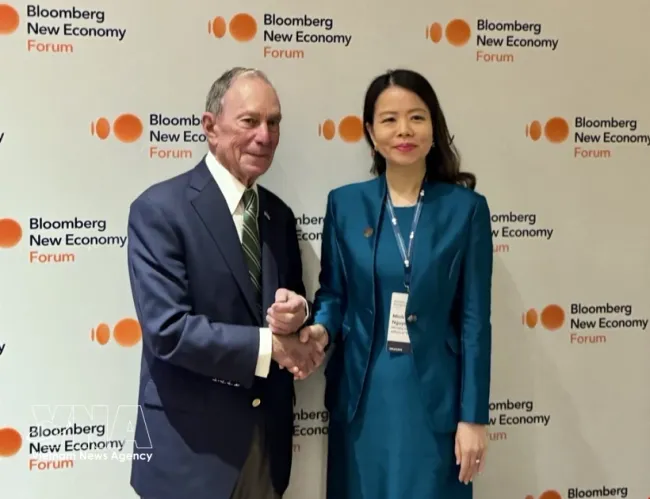 Deputy Minister of Foreign Affairs Nguyen Minh Hang (right) meets with Michael Bloomberg, founder of Bloomberg within the framework of 8th Bloomberg New Economy Forum (Photo: VNA)