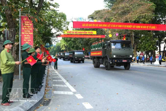 Veterans and local residents gather to pay their respects as a convoy carrying the remains of 93 fallen soldiers passes through March 26 Square in Ha Giang 1 ward, Tuyen Quang province (Photo: VNA)
