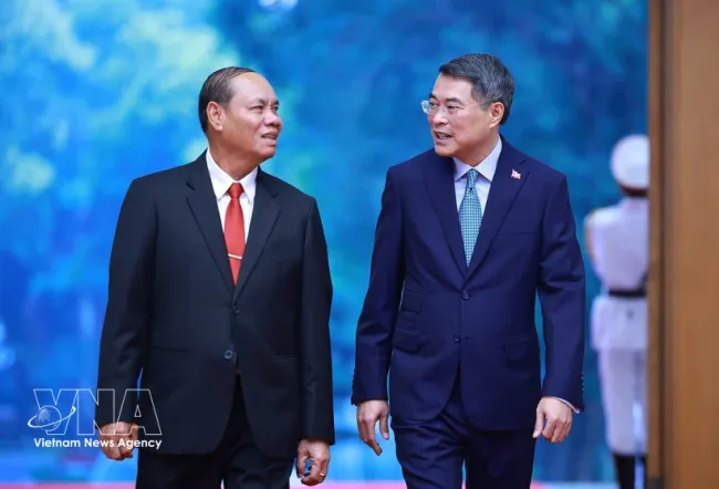 Prime Minister Le Minh Hung (right) and Politburo member and Standing Member of the Secretariat of the Lao People's Revolutionary Party (LPRP) Central Committee Vilay Lakhamphong at their meeting on October 14 (Photo: VNA)
