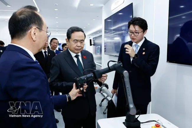 National Assembly President Tran Thanh Man explores AI-powered interactive display products at Guangzhou Shiyuan Electronic Technology Co., Ltd. (CVTE) on October 13, 2026. (Photo: VNA)