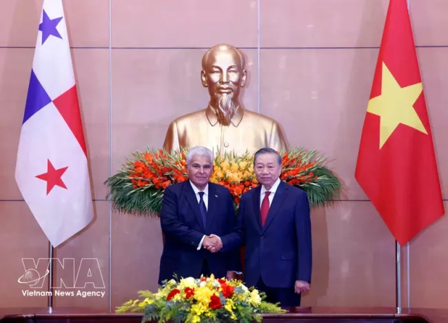 General Secretary of the Communist Party of Vietnam (CPV) Central Committee and President To Lam and Panamanian President Jose Raul Mulino at the talks in Hanoi on October 6, 2026. (Photo: VNA)