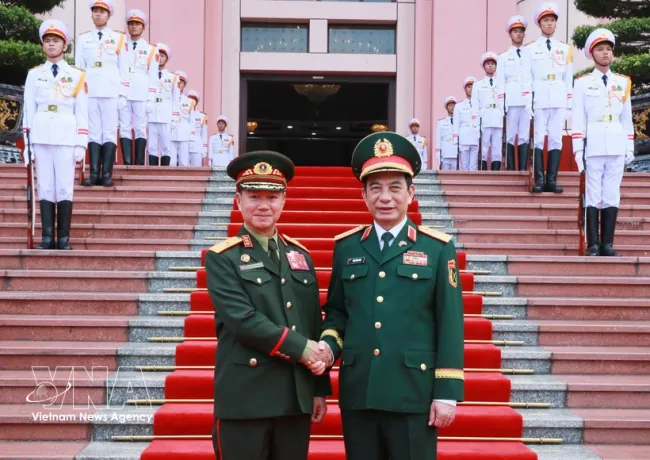 Deputy Prime Minister and Minister of National Defence General Phan Van Giang (R) and his Lao counterpart General Khamliang Outhakaysone in Hanoi on October 13. (Photo: VNA)