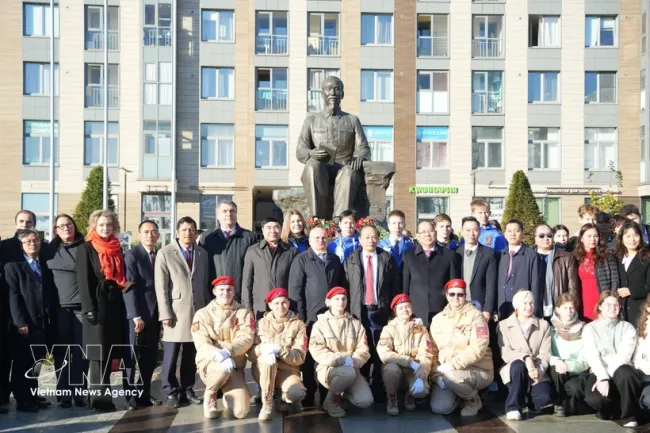 Delegates lay flowers at the square and monument dedicated to President Ho Chi Minh in Saint Petersburg. (Photo: VNA)