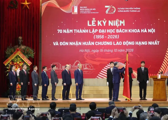 Party General Secretary and President To Lam presents the First-Class Labour Order to Hanoi University of Science and Technology. Photo: VNA