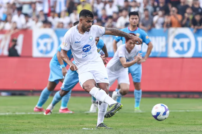 Nam Định nâng cúp vô địch V.League 2024/25 với hàng loạt thông số thống kê ấn tượng- Ảnh 3.