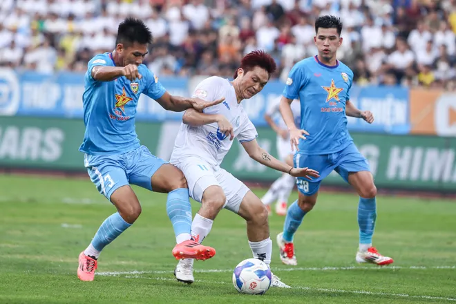 Nam Định nâng cúp vô địch V.League 2024/25 với hàng loạt thông số thống kê ấn tượng- Ảnh 1.