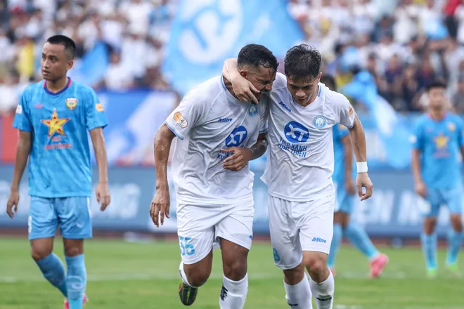 Nam Định nâng cúp vô địch V.League 2024/25 với hàng loạt thông số thống kê ấn tượng- Ảnh 4.