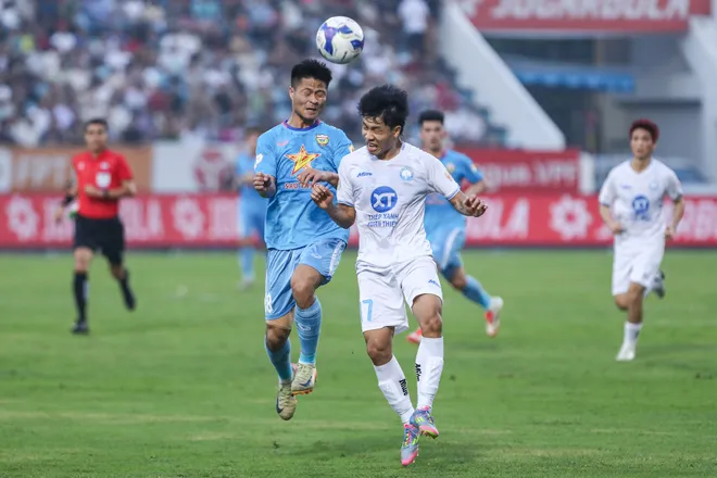 Nam Định nâng cúp vô địch V.League 2024/25 với hàng loạt thông số thống kê ấn tượng- Ảnh 2.
