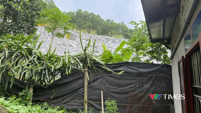 Nỗi lo sạt lở rình rập khi mùa mưa bão đến  - Ảnh 2.