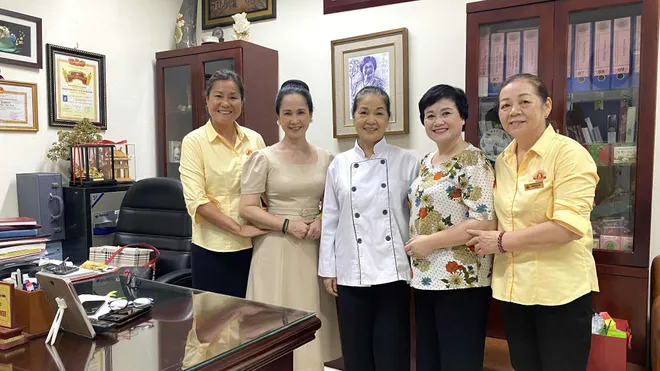 NSND Lan Hương chia tay phim trường Dịu dàng màu nắng - Ảnh 3.