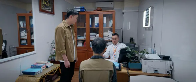 Cầu vồng ở ph&iacute;a ch&acirc;n trời - Tập 8: &Ocirc;ng Dũng chốt cửa nhốt người gi&uacute;p việc lại để đi chơi- Ảnh 3.