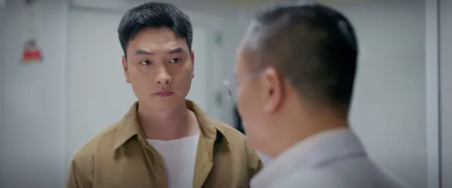 Cầu vồng ở ph&iacute;a ch&acirc;n trời - Tập 8: &Ocirc;ng Dũng chốt cửa nhốt người gi&uacute;p việc lại để đi chơi- Ảnh 4.