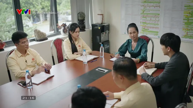 Dịu dàng màu nắng - Tập 20: Xuân bị điều chuyển đi dọn vệ sinh, Phong rơi vào bẫy của bà Hà - Ảnh 13.