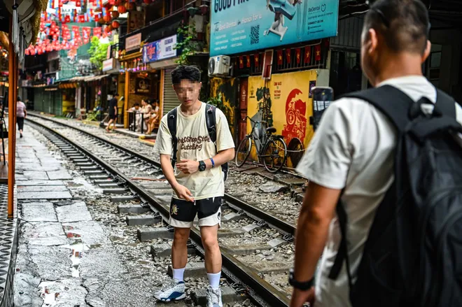 Phố "cà phê đường tàu" vẫn hút du khách, cảnh sát giao thông túc trực đề phòng sự cố - Ảnh 2.
