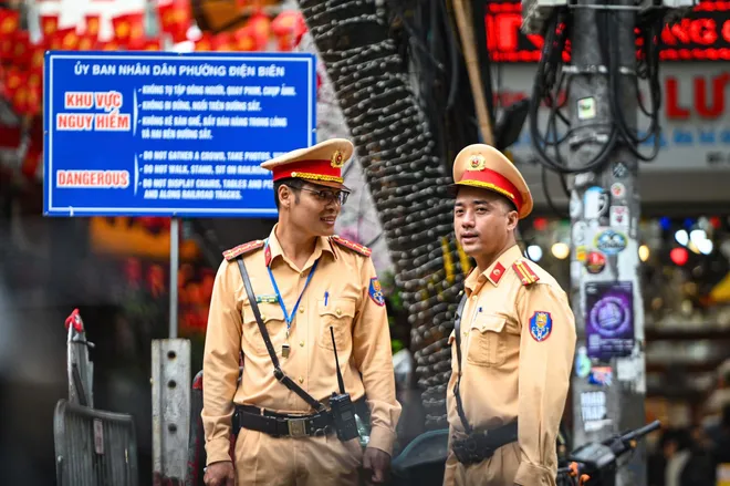 Phố "cà phê đường tàu" vẫn hút du khách, cảnh sát giao thông túc trực đề phòng sự cố - Ảnh 6.