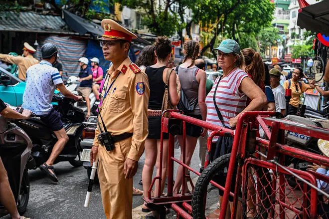 Phố "cà phê đường tàu" vẫn hút du khách, cảnh sát giao thông túc trực đề phòng sự cố - Ảnh 5.