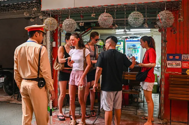 Phố "cà phê đường tàu" vẫn hút du khách, cảnh sát giao thông túc trực đề phòng sự cố - Ảnh 4.