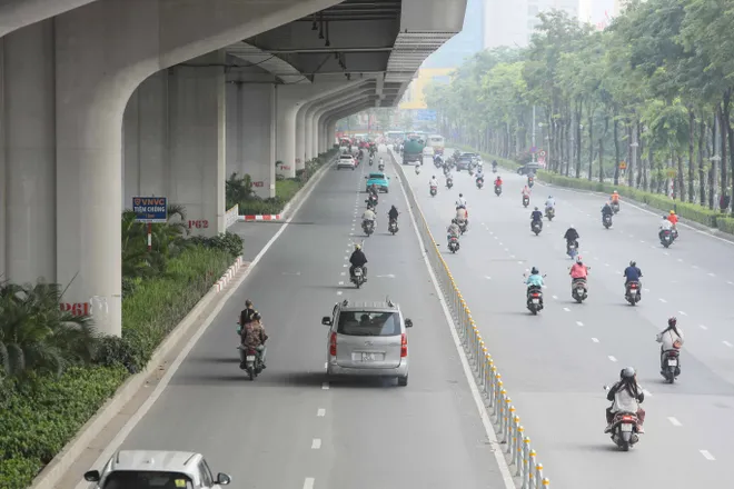 Ngày đầu phân làn phương tiện trên đường Phạm Văn Đồng: Xe máy vẫn tràn vào làn ô tô - Ảnh 7.