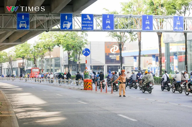 Ngày đầu phân làn phương tiện trên đường Phạm Văn Đồng: Xe máy vẫn tràn vào làn ô tô - Ảnh 3.