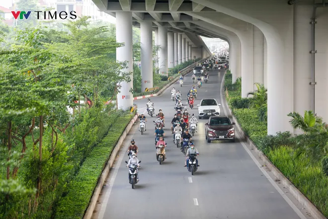 Ngày đầu phân làn phương tiện trên đường Phạm Văn Đồng: Xe máy vẫn tràn vào làn ô tô - Ảnh 8.
