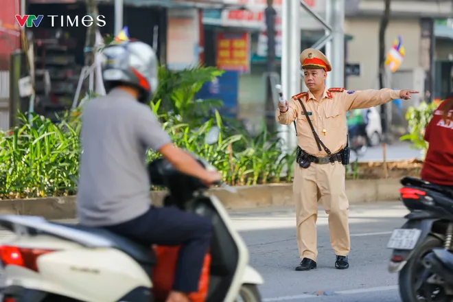 Ngày đầu phân làn phương tiện trên đường Phạm Văn Đồng: Xe máy vẫn tràn vào làn ô tô - Ảnh 1.
