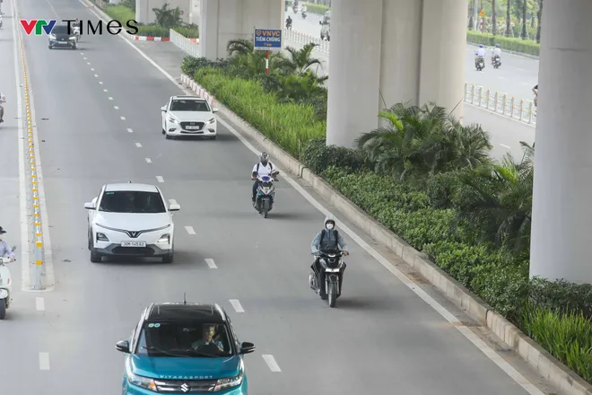 Ngày đầu phân làn phương tiện trên đường Phạm Văn Đồng: Xe máy vẫn tràn vào làn ô tô - Ảnh 9.