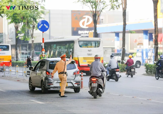 Ngày đầu phân làn phương tiện trên đường Phạm Văn Đồng: Xe máy vẫn tràn vào làn ô tô - Ảnh 2.