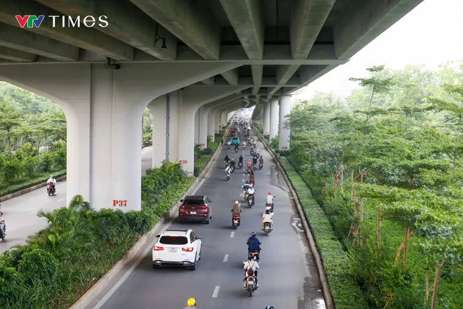Ngày đầu phân làn phương tiện trên đường Phạm Văn Đồng: Xe máy vẫn tràn vào làn ô tô - Ảnh 6.