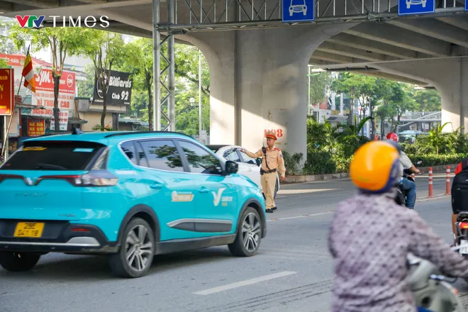 Ngày đầu phân làn phương tiện trên đường Phạm Văn Đồng: Xe máy vẫn tràn vào làn ô tô - Ảnh 4.