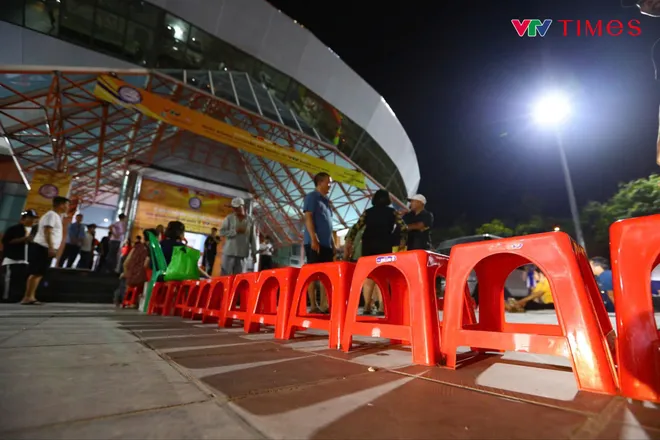 "Đặt gạch", "kê dép": Người hâm mộ xếp hàng thâu đêm chờ mua vé xem chung kết VTV Ferroli Cup 2025- Ảnh 7.