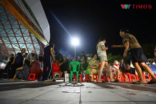 "Đặt gạch", "kê dép": Người hâm mộ xếp hàng thâu đêm chờ mua vé xem chung kết VTV Ferroli Cup 2025- Ảnh 6.