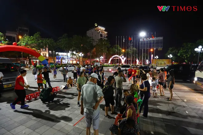 "Đặt gạch", "kê dép": Người hâm mộ xếp hàng thâu đêm chờ mua vé xem chung kết VTV Ferroli Cup 2025- Ảnh 5.