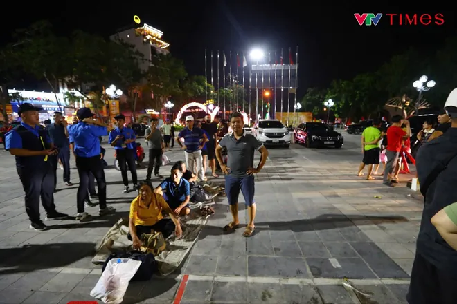 "Đặt gạch", "kê dép": Người hâm mộ xếp hàng thâu đêm chờ mua vé xem chung kết VTV Ferroli Cup 2025- Ảnh 4.