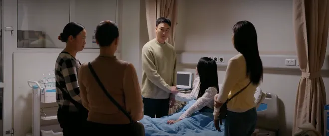 Cầu vồng ở phía chân trời - Tập 12: Oanh lo lắng khi biết Tuấn có cô gái khác săn đón- Ảnh 5. Cầu vồng ở phía chân trời - Tập 12: Oanh lo lắng khi biết Tuấn có cô gái khác săn đón- Ảnh 5.