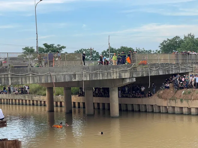 Nghệ An: Triển khai công tác tìm kiếm nạn nhân mất tích sau vụ ô tô va chạm xe máy rồi rơi xuống sông - Ảnh 2.