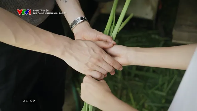 Dịu d&agrave;ng m&agrave;u nắng - Tập 31: Bắc đấm &ldquo;kh&aacute;ch VIP&rdquo; bảo vệ vợ - Ảnh 3.