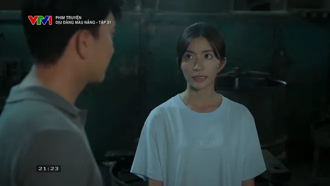 Dịu d&agrave;ng m&agrave;u nắng - Tập 31: Bắc đấm &ldquo;kh&aacute;ch VIP&rdquo; bảo vệ vợ - Ảnh 7.