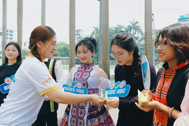 Chuyến xe tử tế tháng 7: Chắp cánh giấc mơ “Được học” đến các sinh viên dân tộc thiểu số - Ảnh 8.