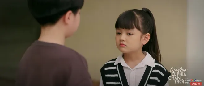Cầu vồng ở phía chân trời - Tập 13: Mối tình trong bóng tối của Oanh - Tuấn bị hai chị giúp việc phát hiện - Ảnh 2.