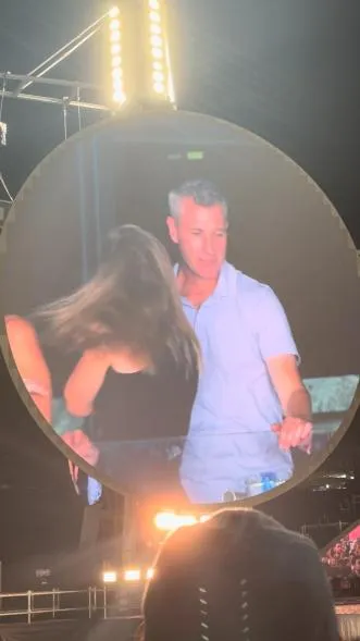 CEO người Mỹ bị ph&aacute;t hiện ngoại t&igrave;nh khi đi xem Coldplay biểu diễn - Ảnh 3.